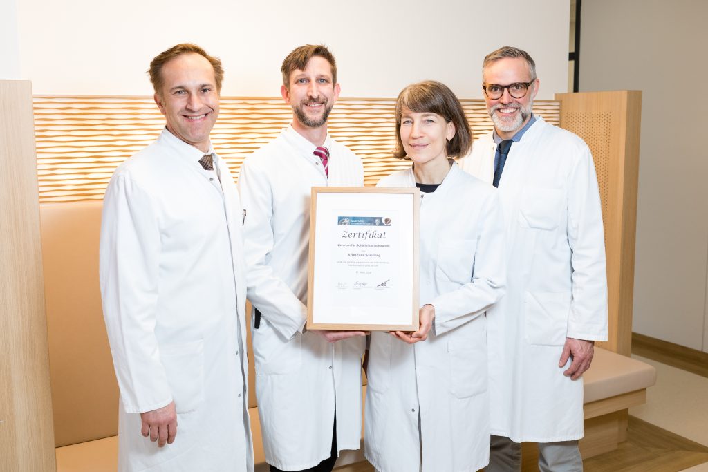 Zertifikat: Qualitätssiegel für Schädelbasiszentrum Bamberg und das Ärzteteam dahinter.