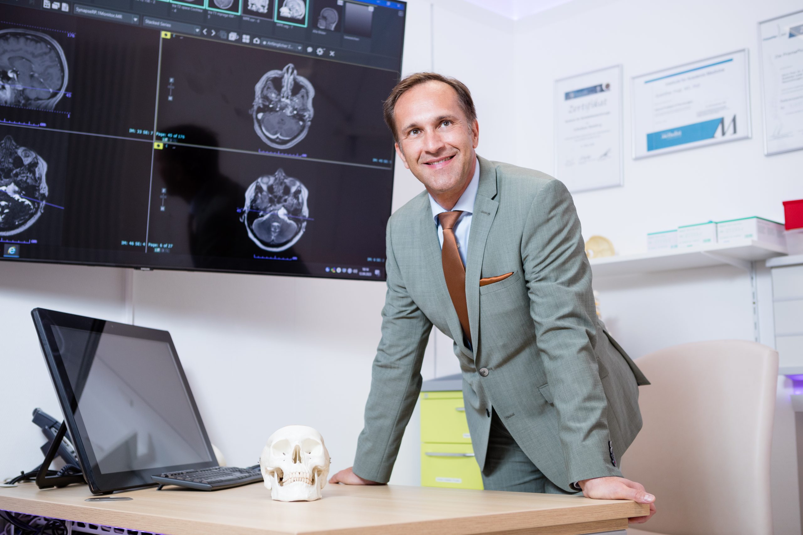 Prof. Feigl, Österreich, minimalinvasive Neurochirurgie