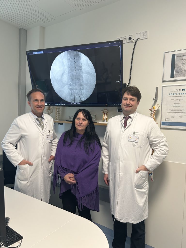 Prof. Feigl und Dr. Staribacher mit Patientin nach der erfolgreichen Implantation des ersten Nevro HFX KI-Schmerzstimulators in der Klinik Oberwart.