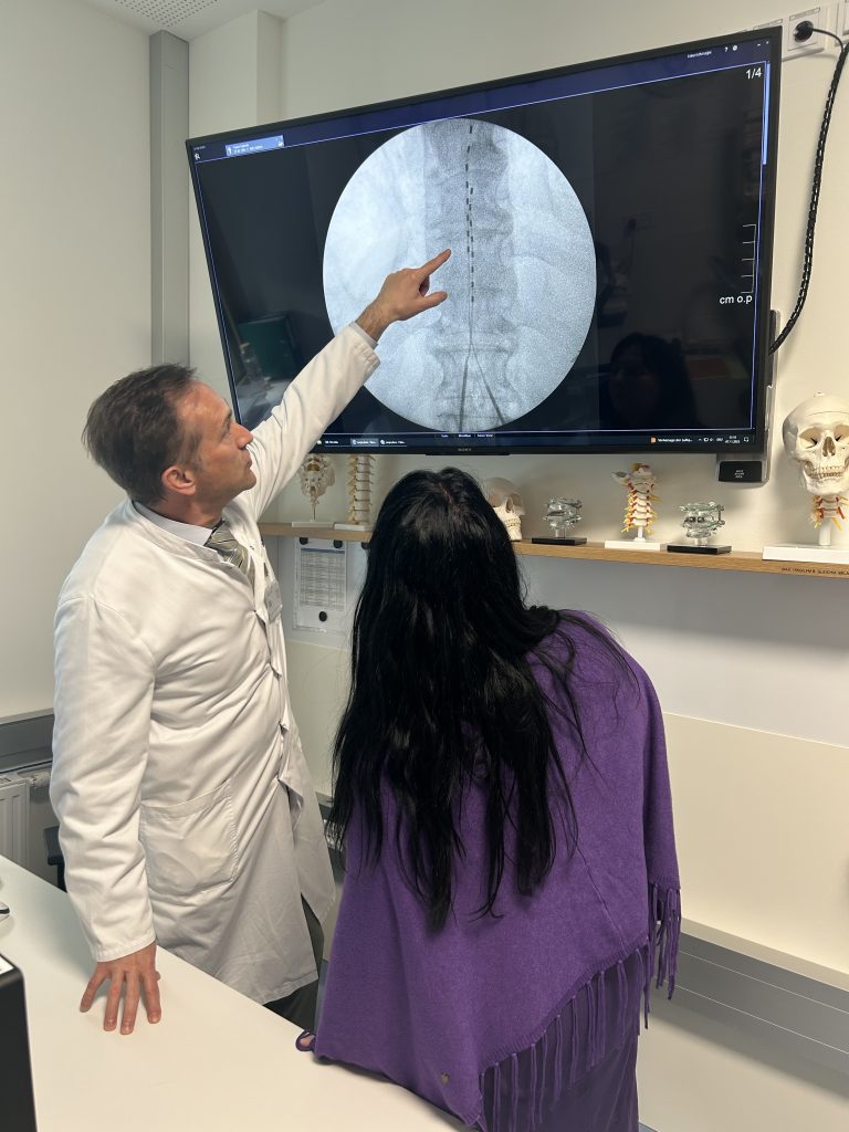 Prof. Feigl mit Patientin bei der Kontrolluntersuchung.