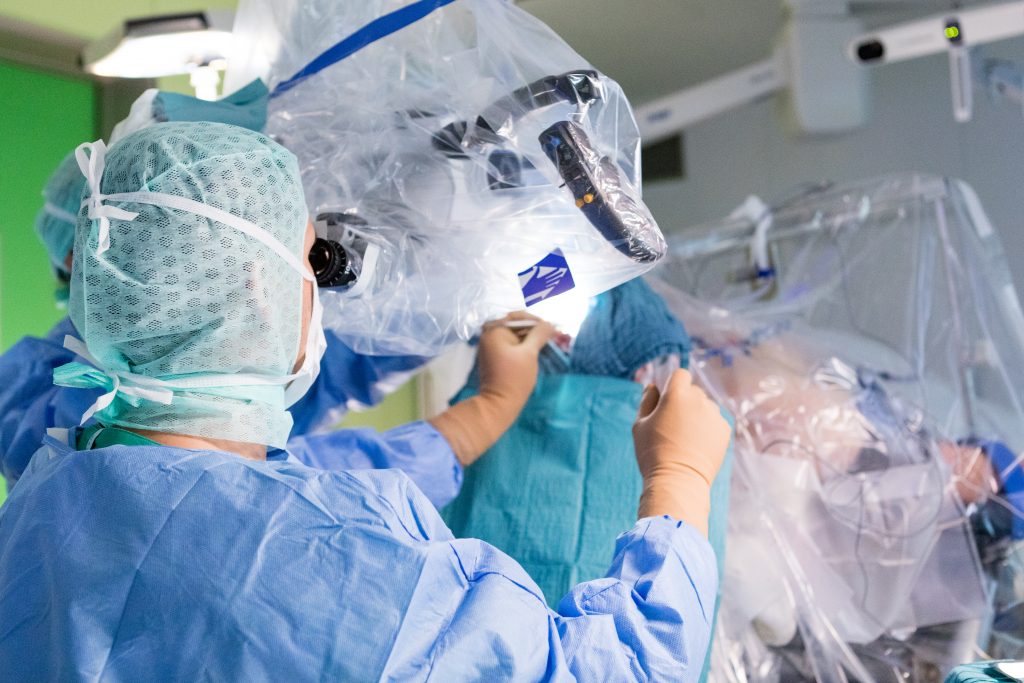 Neurochirurg Prof. Feigl im OP