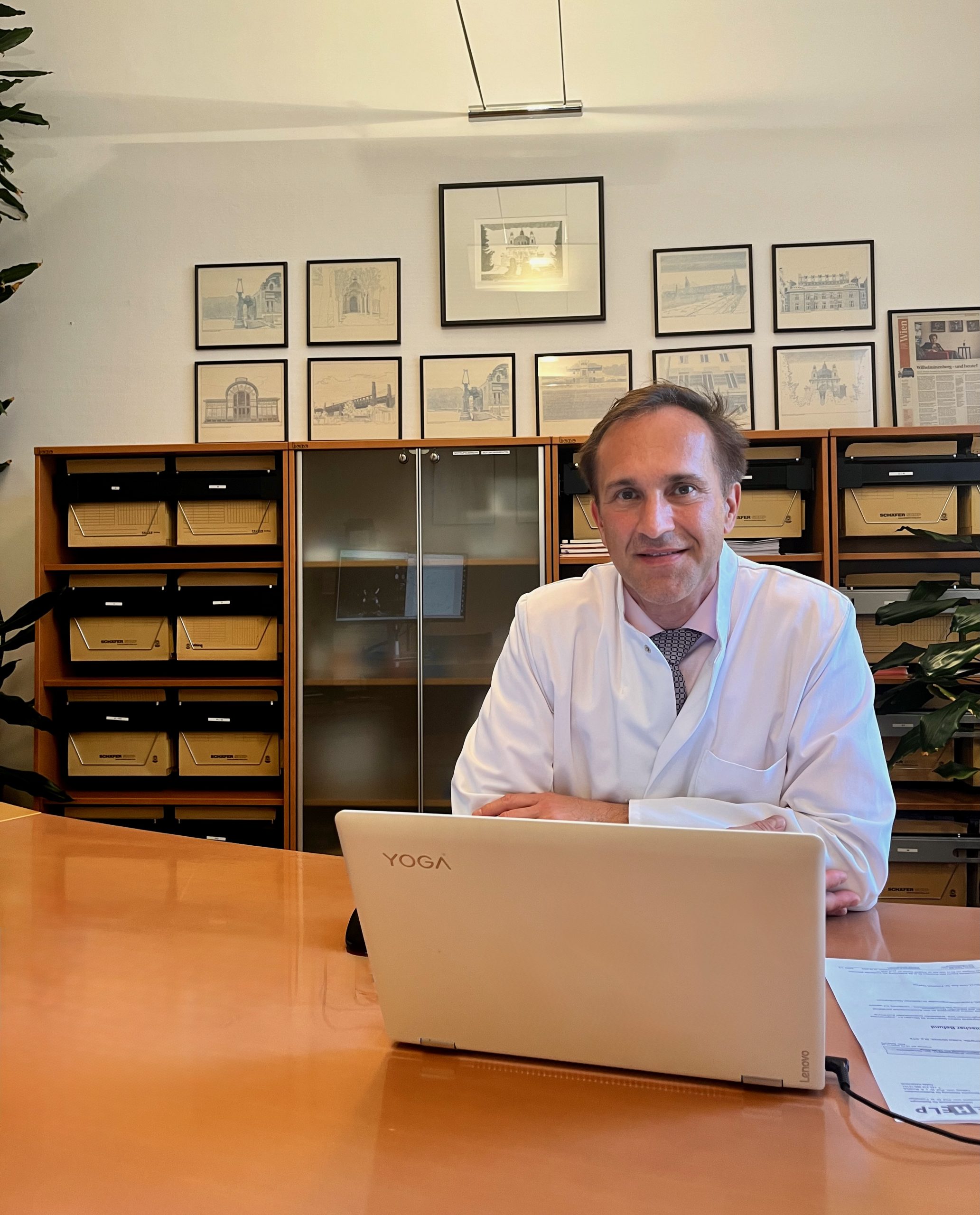 Prof. Feigl in seiner Ordination in Wien