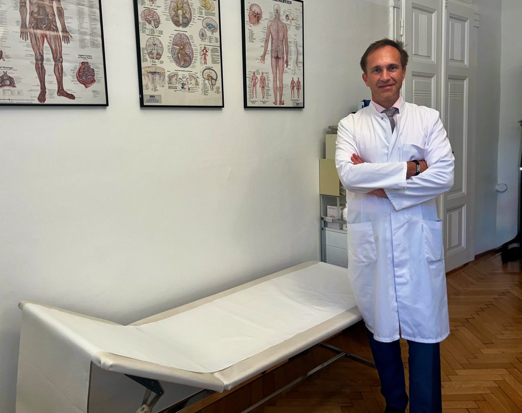 Prof. Feigl in seiner Ordination in Wien